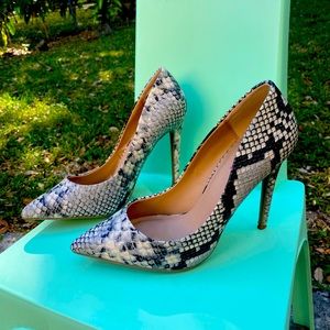 JustFab snake skin print heels in Women’s size 7 1/2